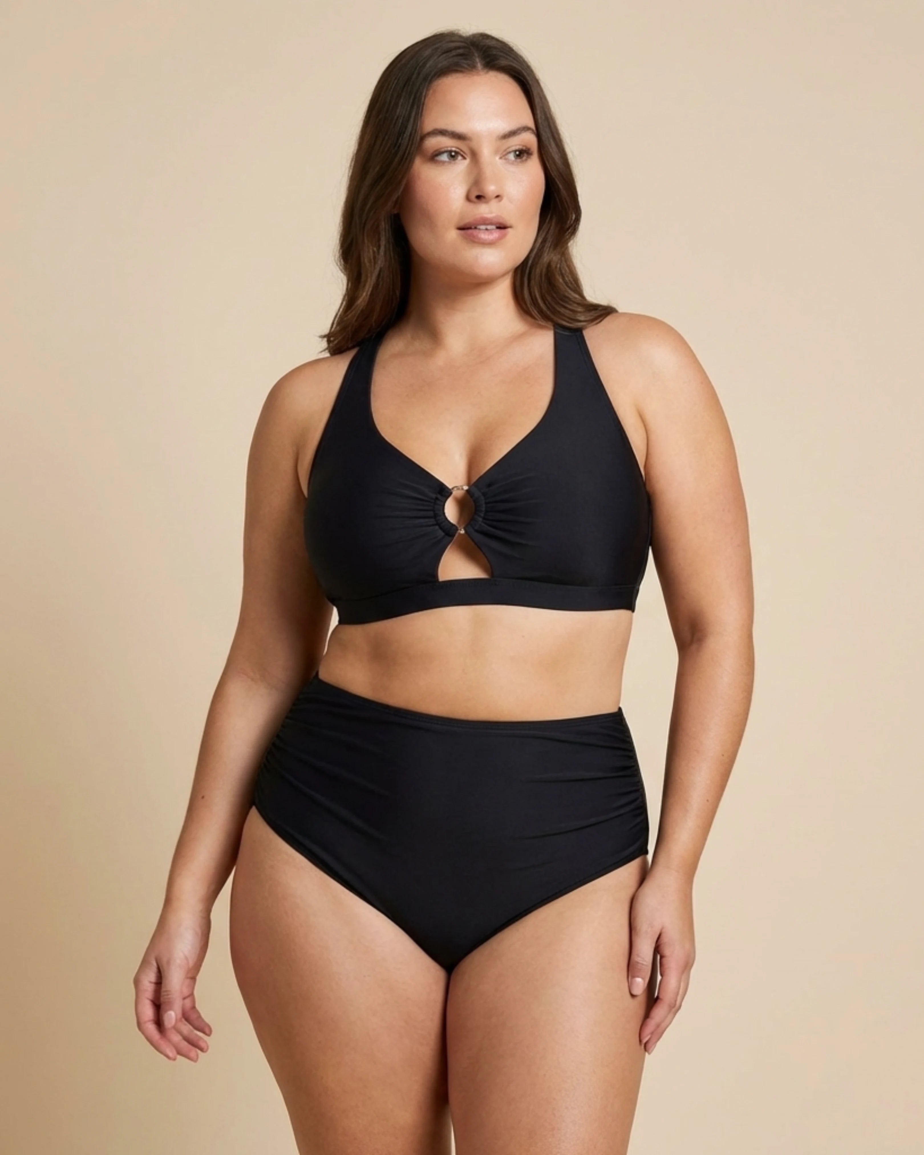 Frau trägt Novyre LumaShape Bikini-Set — Strandkomfort