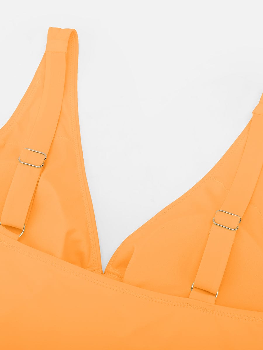 LumaShape Badeanzug — Model frontal am Pool